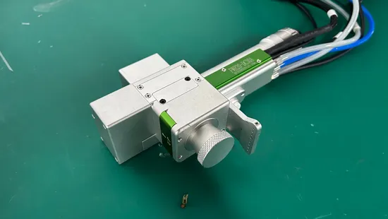 Macchina per la pulizia della saldatura laser a fibra 1000W 1500W 2000W Macchina per la pulizia della rimozione della ruggine laser tre in uno